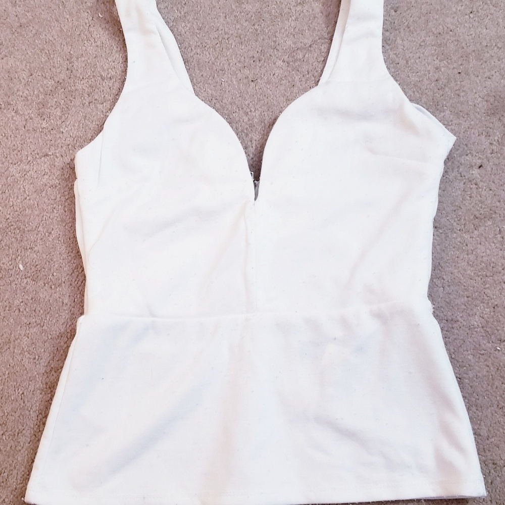 White open back top wire in cleavage part